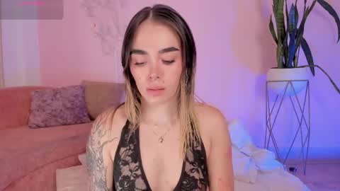 Snapshot of lucyvega4 chatting on 10/27/25, 04:38 Lucy online show from 10/27/25, 04:38