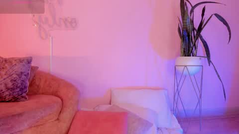 Snapshot of lucyvega4 chatting on 10/29/25, 04:59 Lucy online show from 10/29/25, 04:59