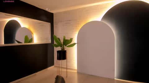 Snapshot of lucyweiss_ chatting on 10/17/25, 08:22 Lucy online show from 10/17/25, 08:22