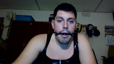 Snapshot of luis2423 chatting on 09/26/25, 04:22 A slave to the mistress.. un esclavo para las amas dominantes. online show from 09/26/25, 04:22