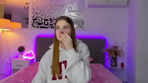 LuisaClover online show from 12/03/25, 03:43