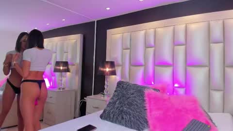 Snapshot of luisajonnes_ chatting on 10/24/25, 04:20 Luisa online show from 10/24/25, 04:20