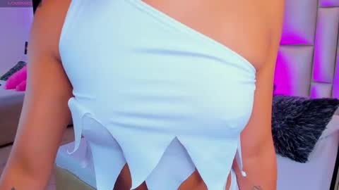 Snapshot of luisajonnes_ chatting on 10/31/25, 03:35 Luisa online show from 10/31/25, 03:35