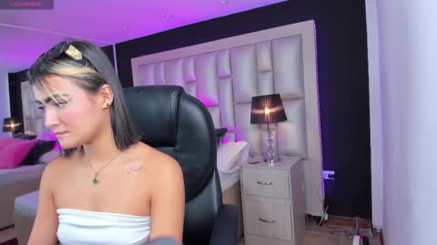 Snapshot of luisajonnes_ chatting on 11/18/25, 04:33 Luisa online show from 11/18/25, 04:33