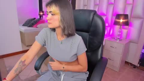 Snapshot of luisajonnes_ chatting on 12/02/25, 02:23 Luisa online show from 12/02/25, 02:23