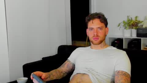 Snapshot of lukeglanton17 chatting on 09/11/25, 04:01 Luke online show from 09/11/25, 04:01