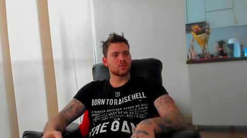 Snapshot of lukeglanton17 chatting on 05/12/26, 04:37 Luke online show from 05/12/26, 04:37