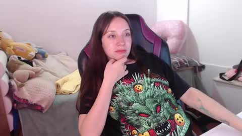 Snapshot of lula_05 chatting on 12/19/24, 01:28 Vicky online show from 12/19/24, 01:28