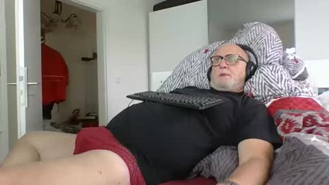 Snapshot of luley58 chatting on 10/13/25, 06:24 luley58 online show from 10/13/25, 06:24