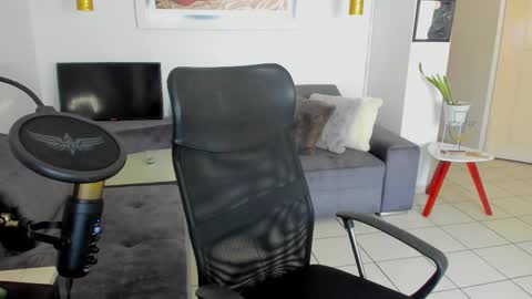 Snapshot of lulu_lopez chatting on 02/12/25, 02:43 Lau online show from 02/12/25, 02:43