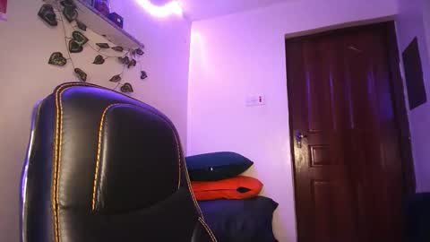 Snapshot of lulu_sparks1 chatting on 10/27/25, 04:05 lulu_sparks1 online show from 10/27/25, 04:05