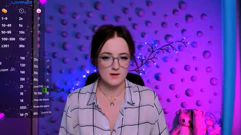 luna_berryy online show from 12/20/25, 08:16