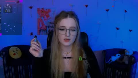 luna_berryy online show from 04/22/26, 07:48