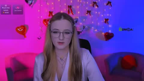 luna_berryy online show from 04/24/26, 08:11