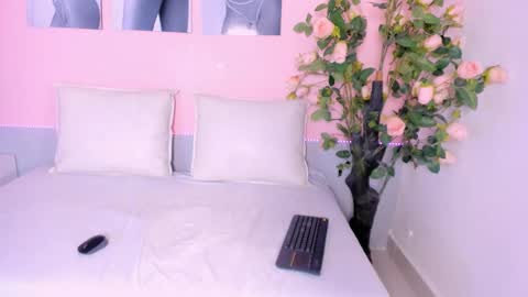 luna_diaz1 online show from 02/24/26, 07:45