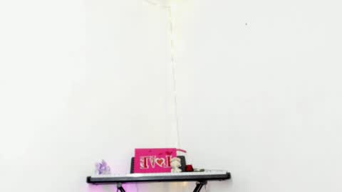 Snapshot of luna_fioree chatting on 10/29/25, 04:37 Luna Fioree online show from 10/29/25, 04:37