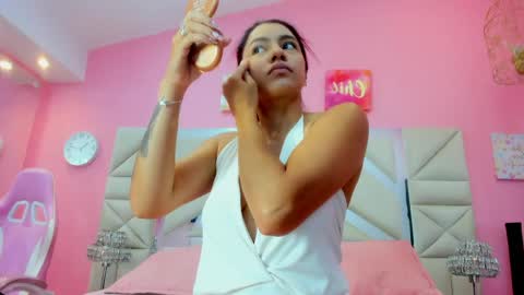 luna_hix online show from 04/21/26, 03:24