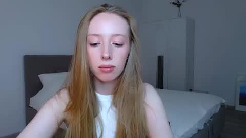 Snapshot of luna_insanity chatting on 12/25/24, 10:16 Luna online show from 12/25/24, 10:16