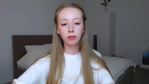 Snapshot of luna_insanity chatting on 02/19/25, 11:36 Luna online show from 02/19/25, 11:36