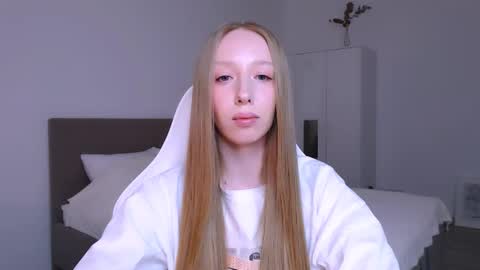 Snapshot of luna_insanity chatting on 12/16/25, 11:21 Luna online show from 12/16/25, 11:21