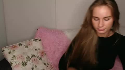 Snapshot of luna_moon77 chatting on 10/22/25, 01:44 Luna online show from 10/22/25, 01:44