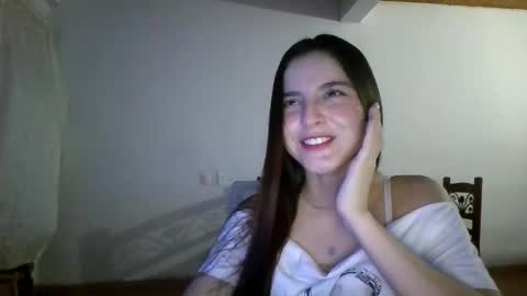 Snapshot of luna_nueva_ chatting on 04/18/26, 11:27 LUNA online show from 04/18/26, 11:27