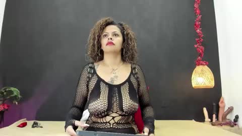 Luna online show from 11/28/25, 11:07