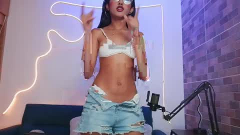luna_valen online show from 05/01/26, 03:44