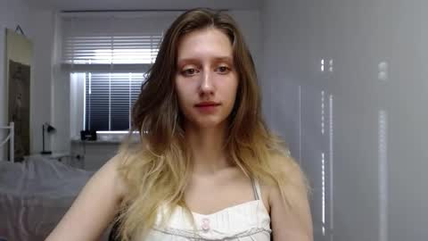 Snapshot of luna_xsensual chatting on 09/19/25, 05:42 L U N A online show from 09/19/25, 05:42