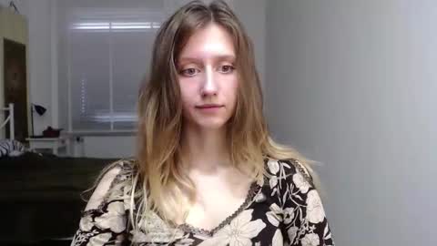 Snapshot of luna_xsensual chatting on 10/22/25, 06:02 L U N A online show from 10/22/25, 06:02