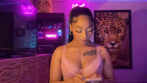Snapshot of lunaa_11 chatting on 06/19/26, 05:45 lunaa_11 online show from 06/19/26, 05:45