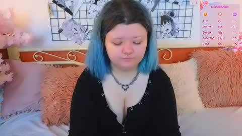 Snapshot of lunaar_ chatting on 05/17/26, 06:00 Luna online show from 05/17/26, 06:00