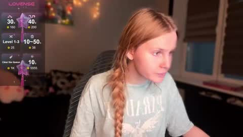 Snapshot of lunacyy chatting on 12/14/25, 02:44 Britney online show from 12/14/25, 02:44