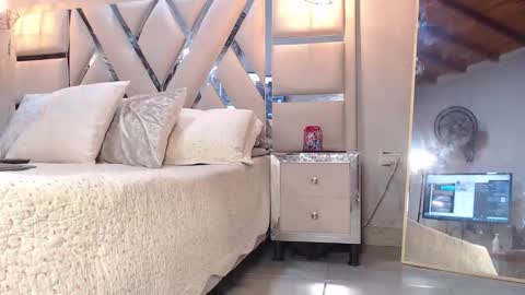 Snapshot of lunaflorez_ chatting on 10/25/25, 03:14 LUNA online show from 10/25/25, 03:14