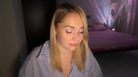 Snapshot of lunali_ chatting on 10/28/25, 11:18 Lana online show from 10/28/25, 11:18