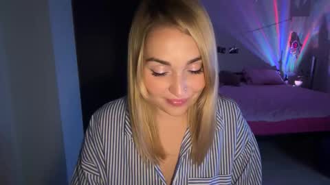 Snapshot of lunali_ chatting on 10/30/25, 11:27 Lana online show from 10/30/25, 11:27