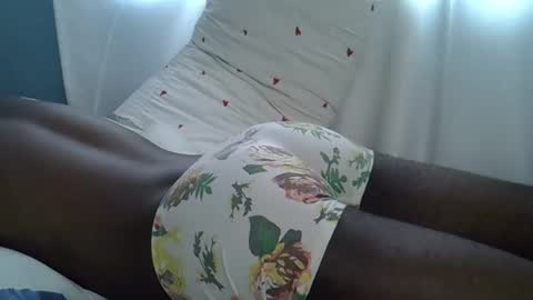 Snapshot of lunalove22_ chatting on 10/31/25, 04:35 lunalove22_ online show from 10/31/25, 04:35