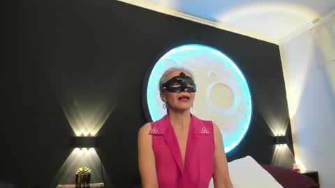 Snapshot of lunamisteriosa_ chatting on 10/23/25, 11:09 lunamisteriosa_ online show from 10/23/25, 11:09