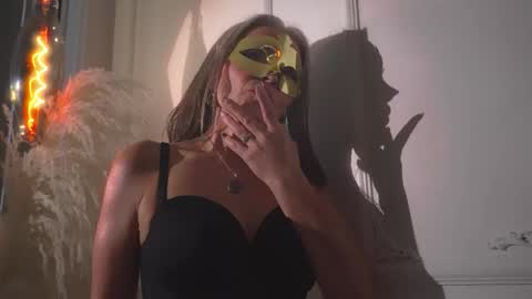 Snapshot of lunamisteriosa_ chatting on 12/23/25, 10:02 lunamisteriosa_ online show from 12/23/25, 10:02