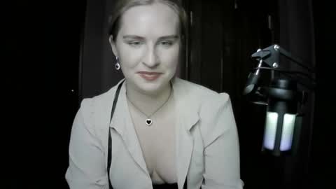 Snapshot of lunamystique_ chatting on 10/16/25, 08:21 lunamystique_ online show from 10/16/25, 08:21