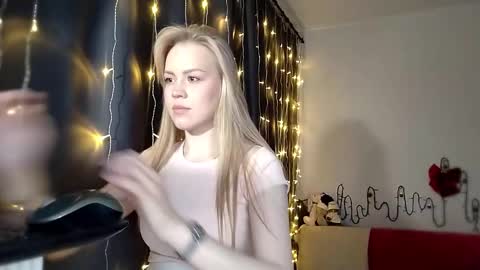 Snapshot of lunapeony chatting on 12/04/25, 06:23 lunapeony online show from 12/04/25, 06:23