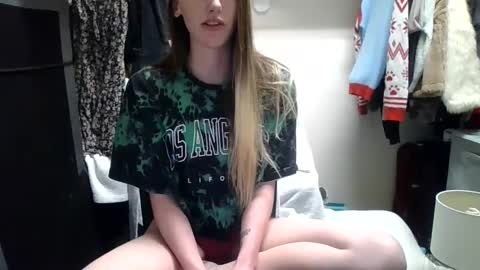 Snapshot of lunapixie2020 chatting on 03/10/25, 01:34 lunapixie2020 online show from 03/10/25, 01:34