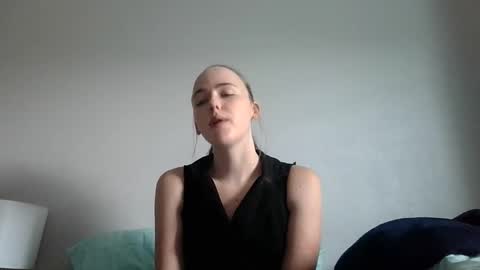 lunapixie2020 online show from 04/15/26, 08:42