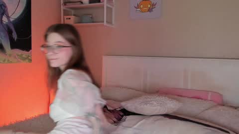 Snapshot of lunar_sofia chatting on 12/24/24, 11:17 Sofia online show from 12/24/24, 11:17