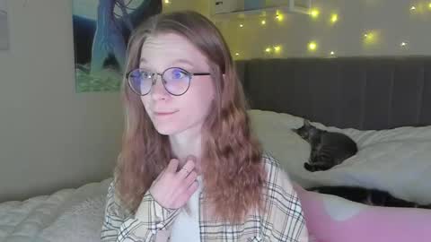 Snapshot of lunar_sofia chatting on 02/19/25, 01:17 Sofia online show from 02/19/25, 01:17