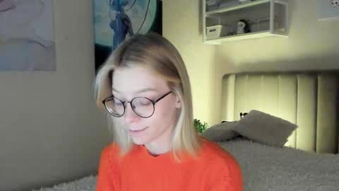 Snapshot of lunar_sofia chatting on 10/12/25, 12:15 Sofia online show from 10/12/25, 12:15