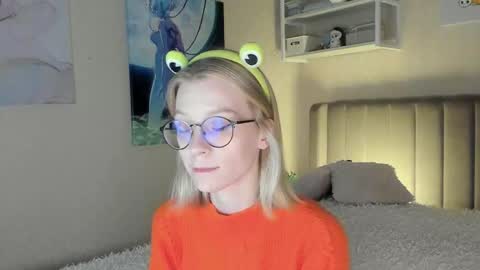 Snapshot of lunar_sofia chatting on 10/13/25, 12:38 Sofia online show from 10/13/25, 12:38