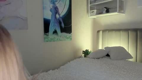 Snapshot of lunar_sofia chatting on 10/14/25, 11:22 Sofia online show from 10/14/25, 11:22