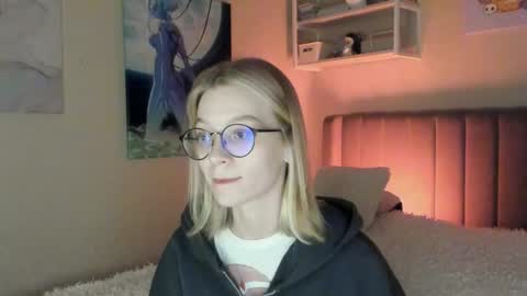 Snapshot of lunar_sofia chatting on 10/30/25, 09:59 Sofia online show from 10/30/25, 09:59