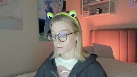 Snapshot of lunar_sofia chatting on 10/31/25, 10:05 Sofia online show from 10/31/25, 10:05